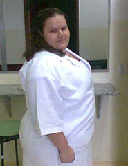 Foto da aluna Roseani usando jaleco branco.