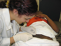 Ilmeire Ramos faz curativo em uma paciente (Foto: Arquivo pessoal)