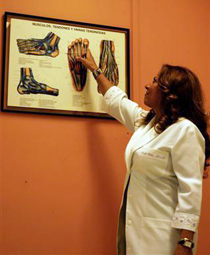 Kátia Marinho explica as doenças que podem ser detectadas através dos pés (Foto: Raul Santana)
