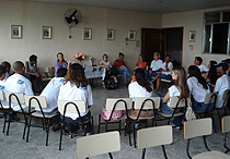 Luciana Moro Machado realiza uma atividade de grupo (Foto: Arquivo pessoal)